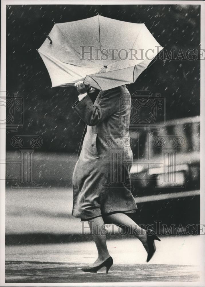 1988 Press Photo Pedestrian grabs umbrella as high winds collapse it, Birmingham - Historic Images
