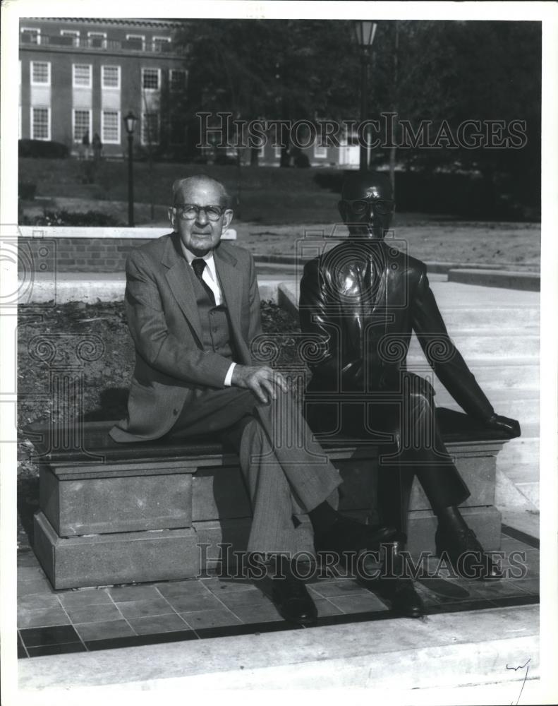 Press Photo Ralph W. Beeson sits beside Statue of himself on Bench - abna25101 - Historic Images