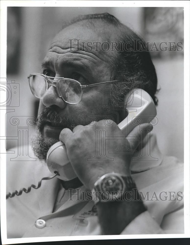 1981 Press Photo Dr. Salah El Dareer on the phone, Research Institute - Historic Images