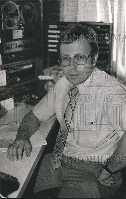 1984 Press Photo Raymond Cooke at WURL Radio Station in Moody, Alabama - Historic Images