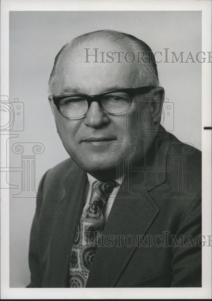 1977 Press Photo Stephen P. Curtis, assistant, Engineering &amp; Research, US Steel - Historic Images