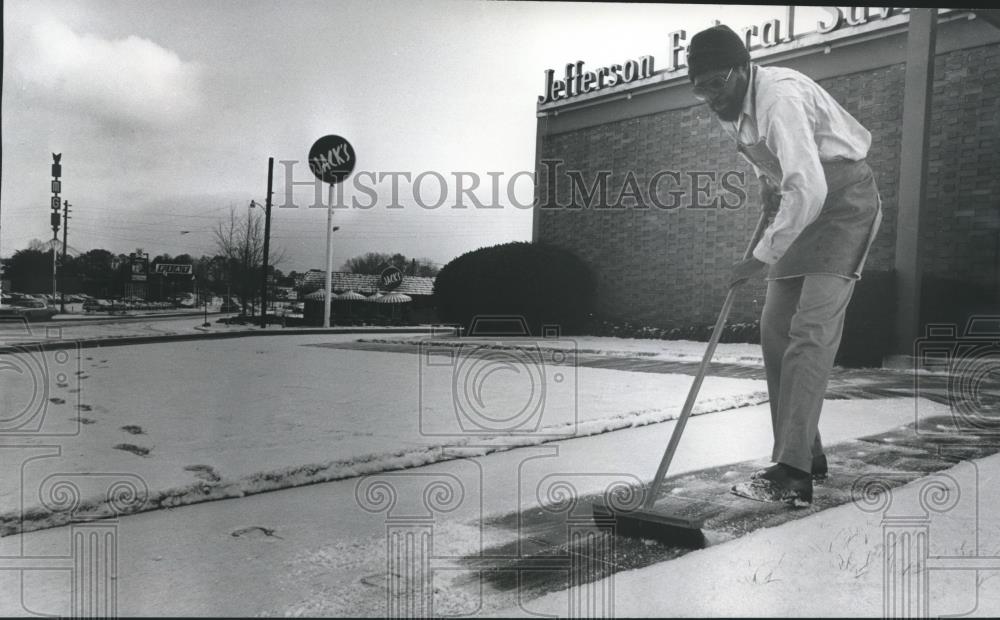 1978 Press Photo Ralph Washington sweeps snow outside Jefferson Federal Savings - Historic Images