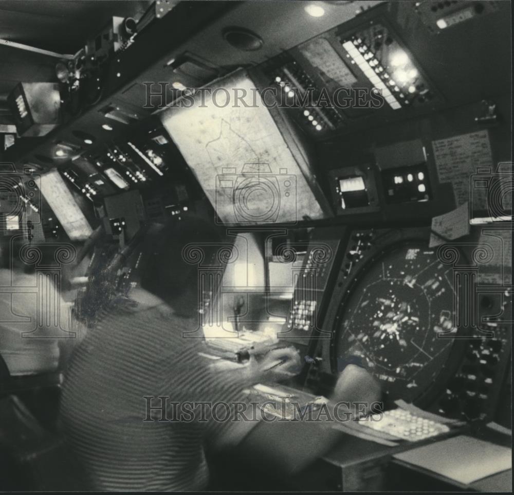 1981 Press Photo Traffic Controllers study radar at Birmingham airport - Historic Images