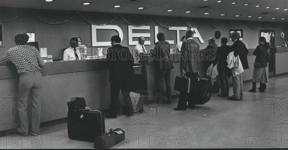 1979 Press Photo Birmingham, Alabama Airports: Municipal, Customers in Line - Historic Images