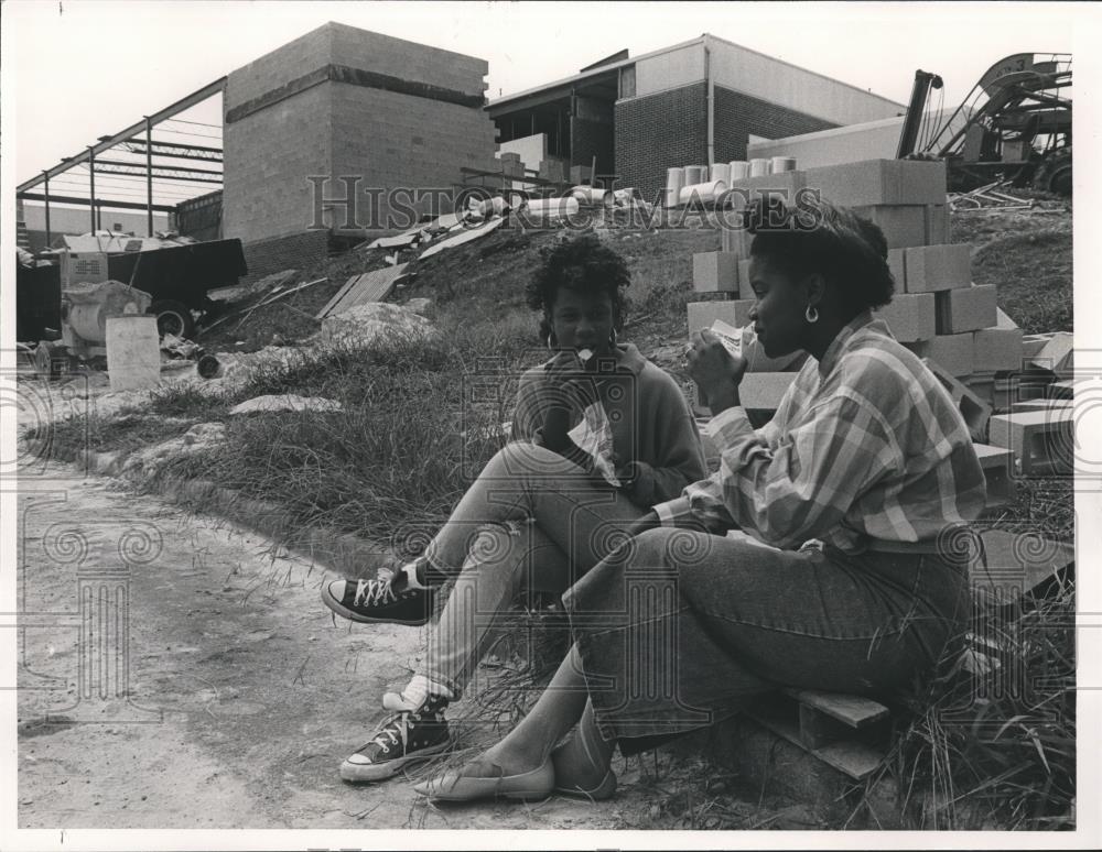 1988 Press Photo Jess Lanier High School - Francheska McGee, Bridgette Daniels - Historic Images