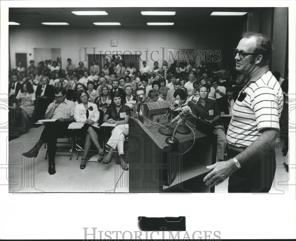 1988 Press Photo John McGee speaks at Smith School in Birmingham - abna25588 - Historic Images