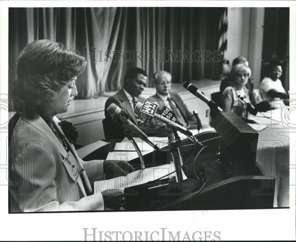 1980 Press Photo Linda Russell speaks at Birmingham Board of Education - Historic Images