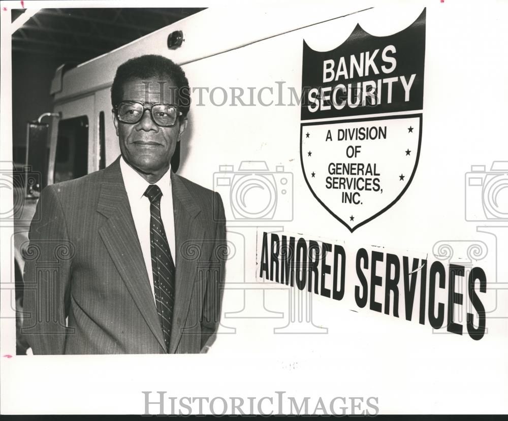 1989 Press Photo Paul Banks, Banks Security, by of one of his trucks, Alabama - Historic Images