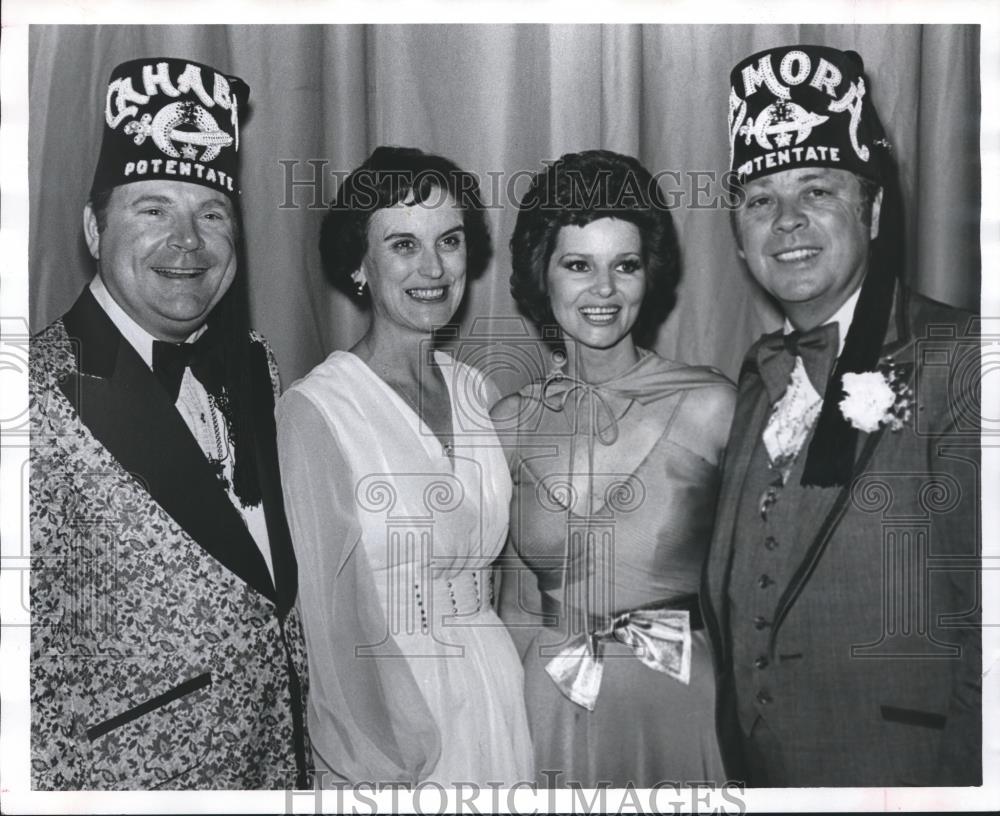 1977 Press Photo Mr. and Mrs. Doug Cook honored at Shrine ball at Civic Center - Historic Images