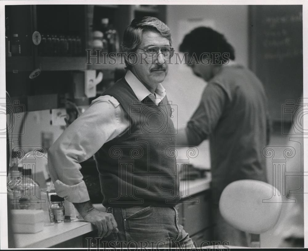 1988 Press Photo Researcher Max Cooper in lab - abna25659 - Historic Images