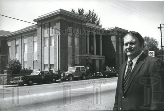 1981 Press Photo Probate Judge Jasper Fielding by Coosa County Courthouse - Historic Images