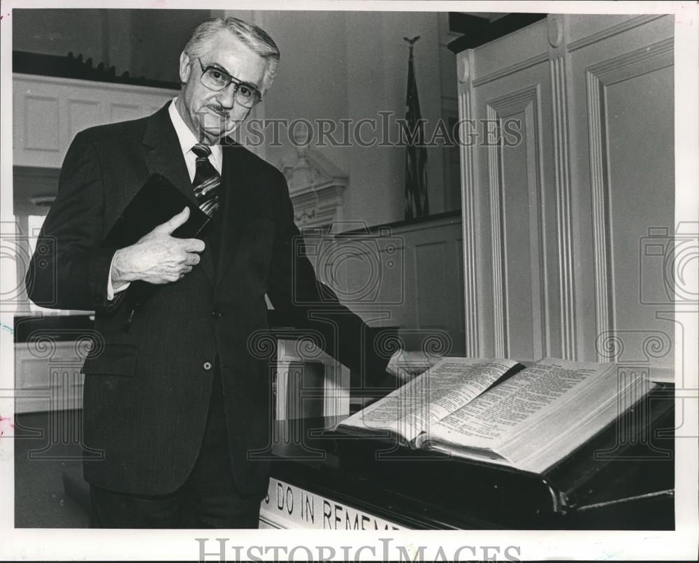 1988 Press Photo Dr. Padgett Cope, pastor of Ruhama Baptist Church at altar - Historic Images