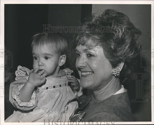 1985 Press Photo Betty Fine Collins Holding Granddaughter - abna25699 - Historic Images