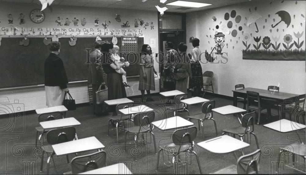 1979 Press Photo Parents, citizens at Columbiana elementary school, Alabama - Historic Images