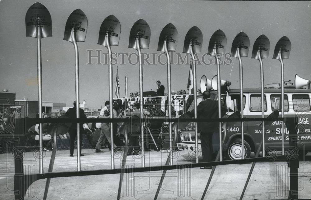 1977 Press Photo Municipal Airport Groundbreaking Ceremony, Birmingham, Alabama - Historic Images