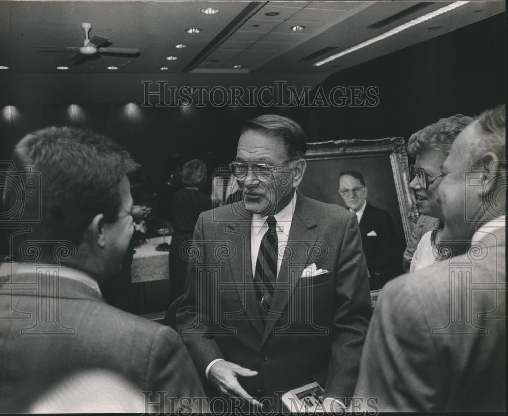 1989 Press Photo Judge William Cole Talks with Guests at Retirement Party - Historic Images