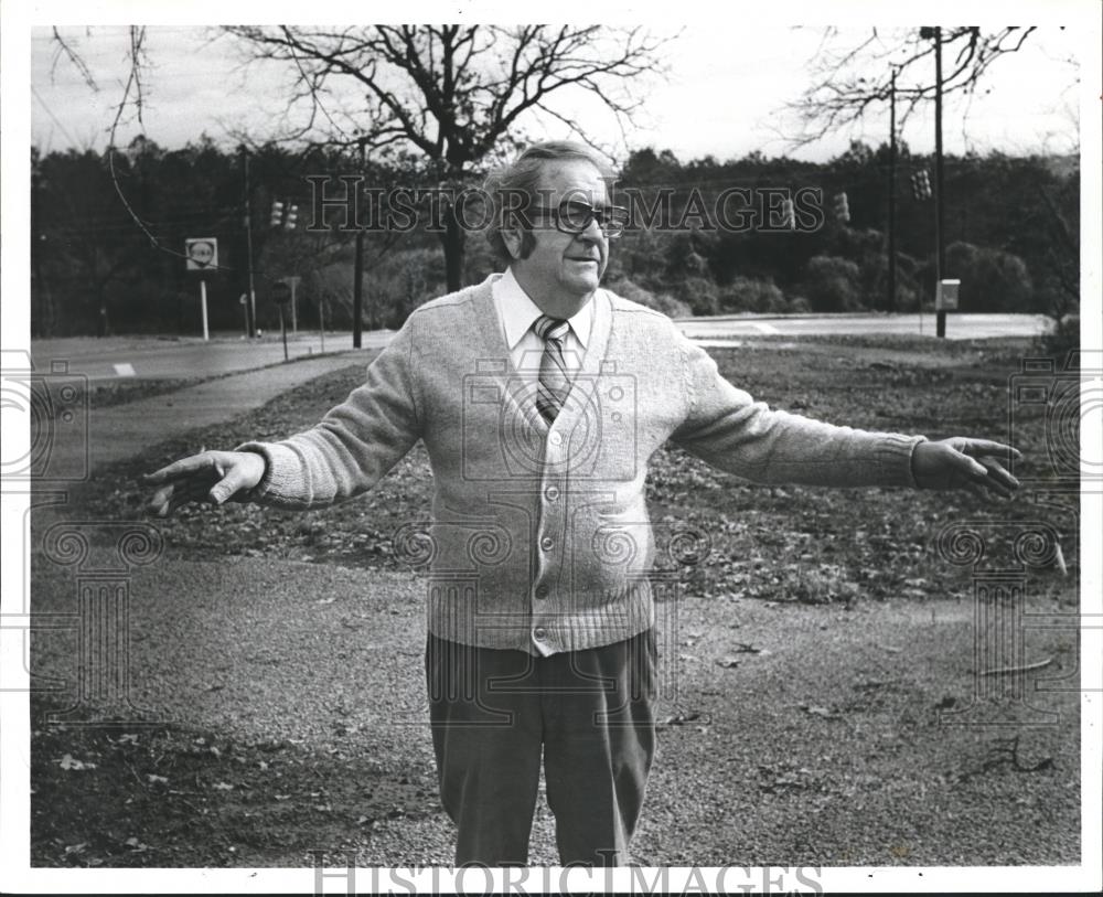 1981 Press Photo Hueytown, AL Mayor P.E. Darden Looks Over New Running Track - Historic Images