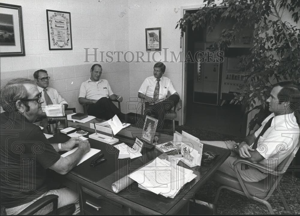 1980 Press Photo Hueytown, Alabama Officials in Meeting - abna25797 - Historic Images