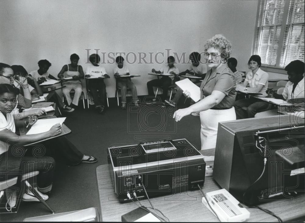 1981 Press Photo Winifred Ackridge Teaches Employment Skills Class, Montevallo - Historic Images