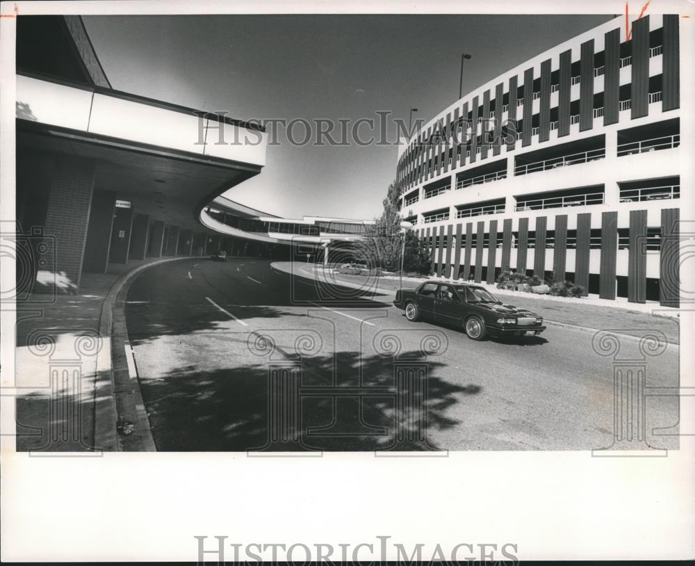 1989 Press Photo Car at Airport - abna25824 - Historic Images