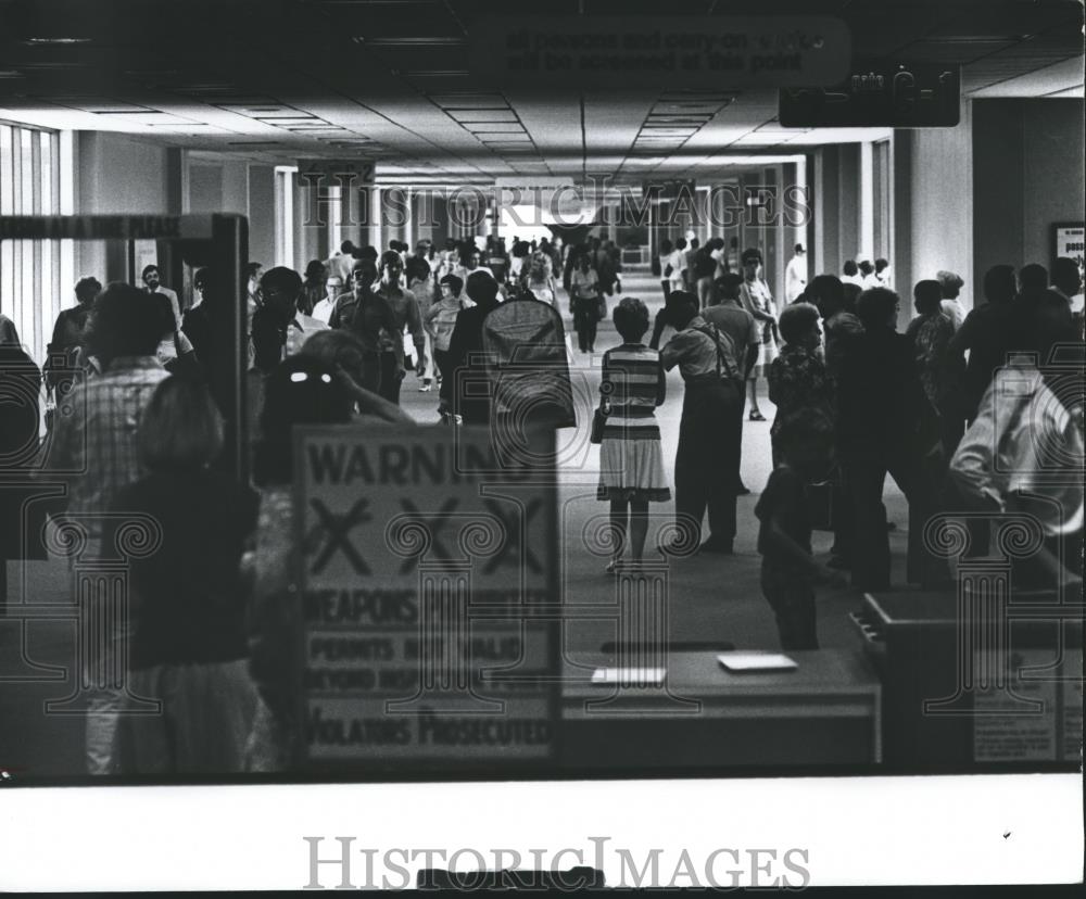 1978 Press Photo Passengers Make Their Way Through Birmingham Municipal Airport - Historic Images