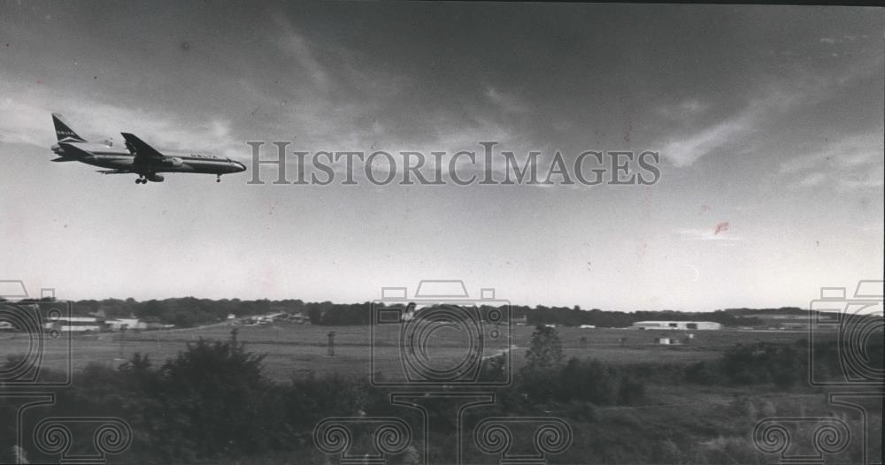 1986 Press Photo Jet Lands at Birmingham, Alabama Airport - abna25847 - Historic Images