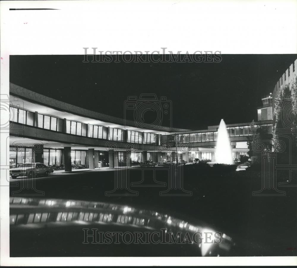 1980 Press Photo Municipal airport&#39;s terminal lights up at night, Birmingham - Historic Images
