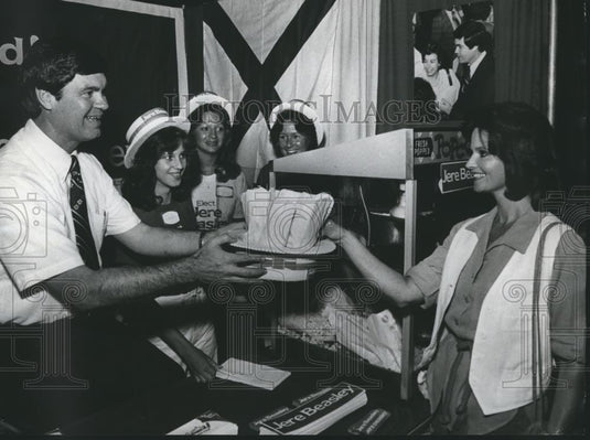 1978 Press Photo Lieutenant Governor of Alabama Jere Beasley with Mrs. Doug Cook - Historic Images