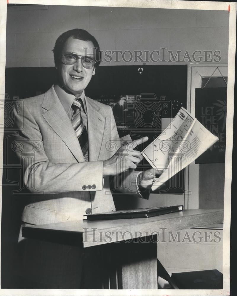 1977 Press Photo Bill Wagner, president of Hasselbad Camera, teaches lesson - Historic Images