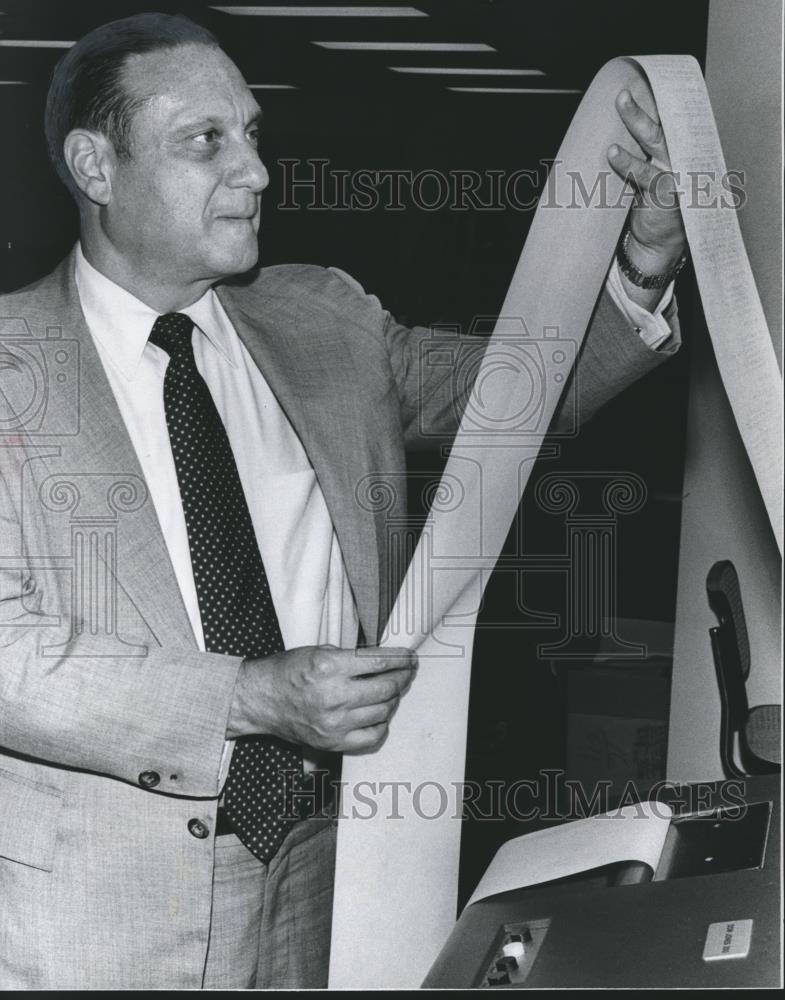 1978 Press Photo Financial Analyst Larry Wachtel checks the market ticker - Historic Images