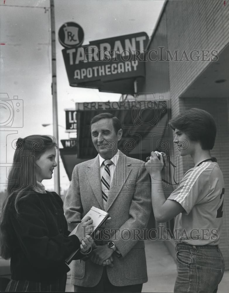 1983 Press Photo Students interviewing Tarrant Mayor Robert Burns, Alabama - Historic Images