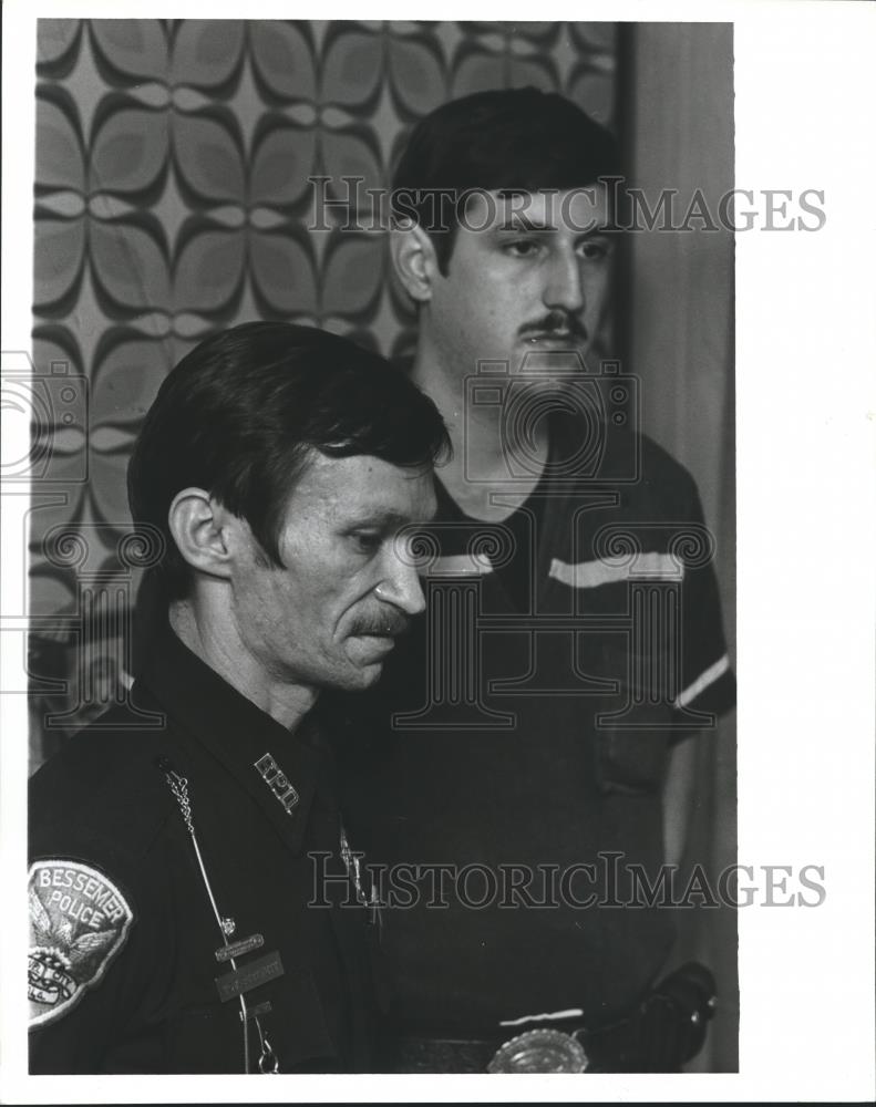 1987 Press Photo Officers Tom Burtnett and Tim Bledsoe, Bessemer, Alabama - Historic Images