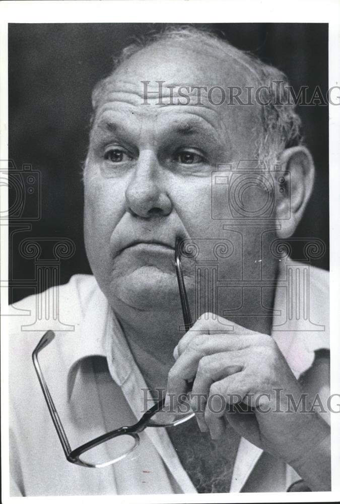 1989 Press Photo Rolen (Pete) Burr, Mayor of Brookside, listens to Complains - Historic Images