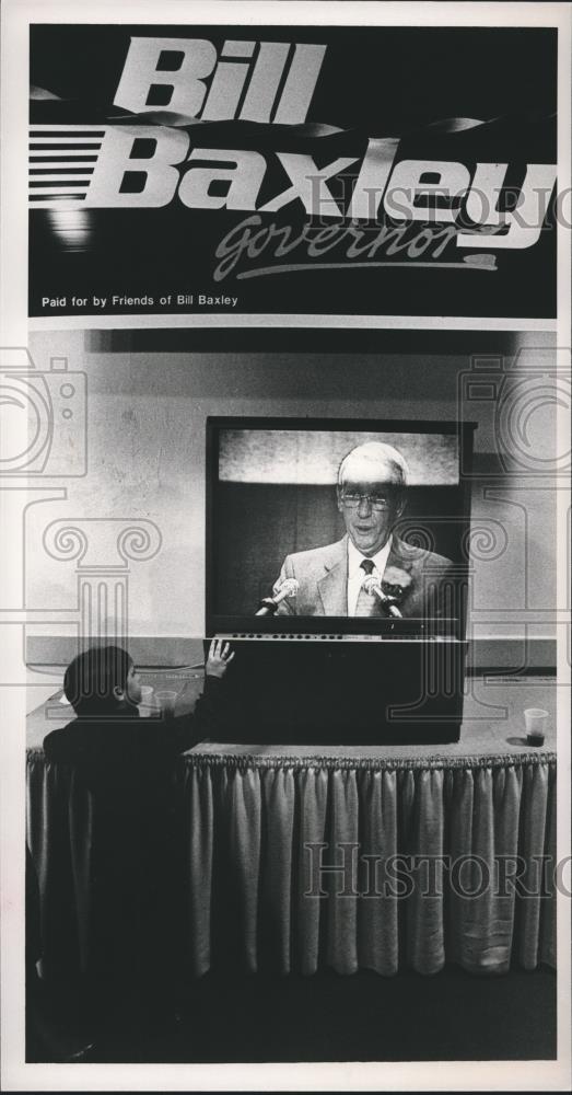 1986 Press Photo Bill Baxley on Television with Grandson Blake Nichols watching - Historic Images