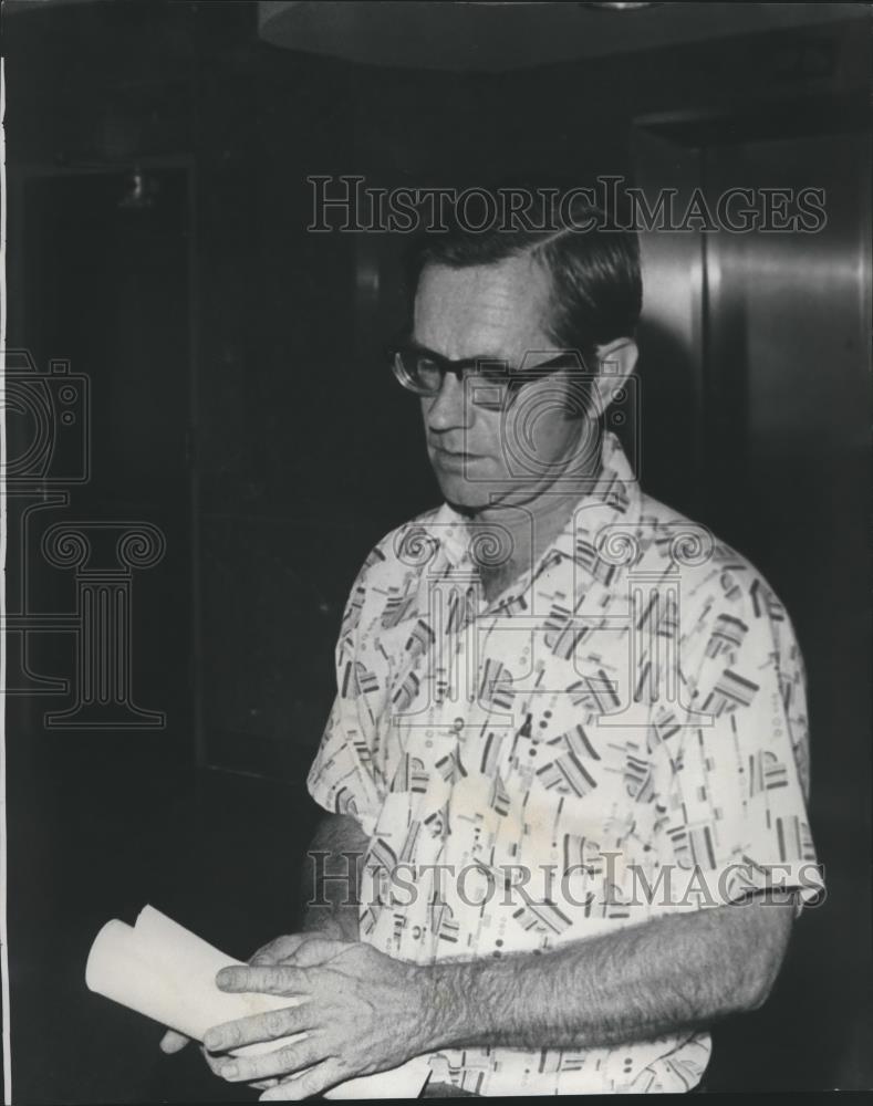 1978 Press Photo Birmingham, Alabama Zoo Director Bob Truett waits outside - Historic Images