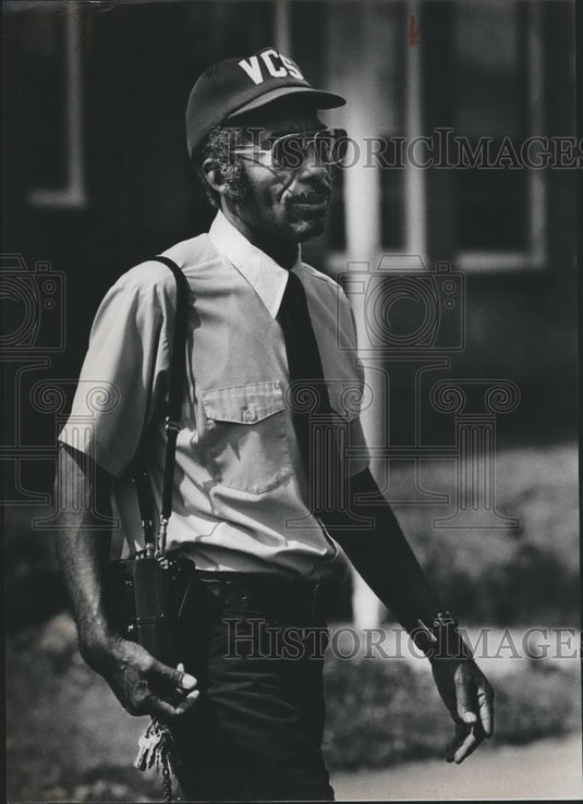 1983 Press Photo Vacca Campus Worker James Troupe, Employee of the Year, Alabama - Historic Images