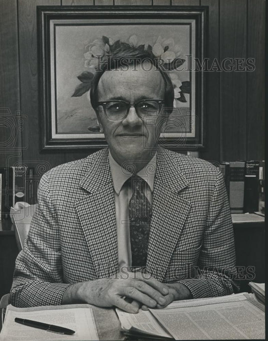 1982 Press Photo Doctor Orian Truss, Allergy Specialist Physician - abna26204 - Historic Images