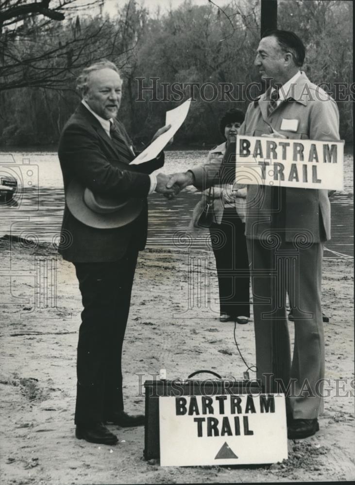 1976 Press Photo Jeff Davis and Mr. Snook shake hands at Bartram Trail head - Historic Images