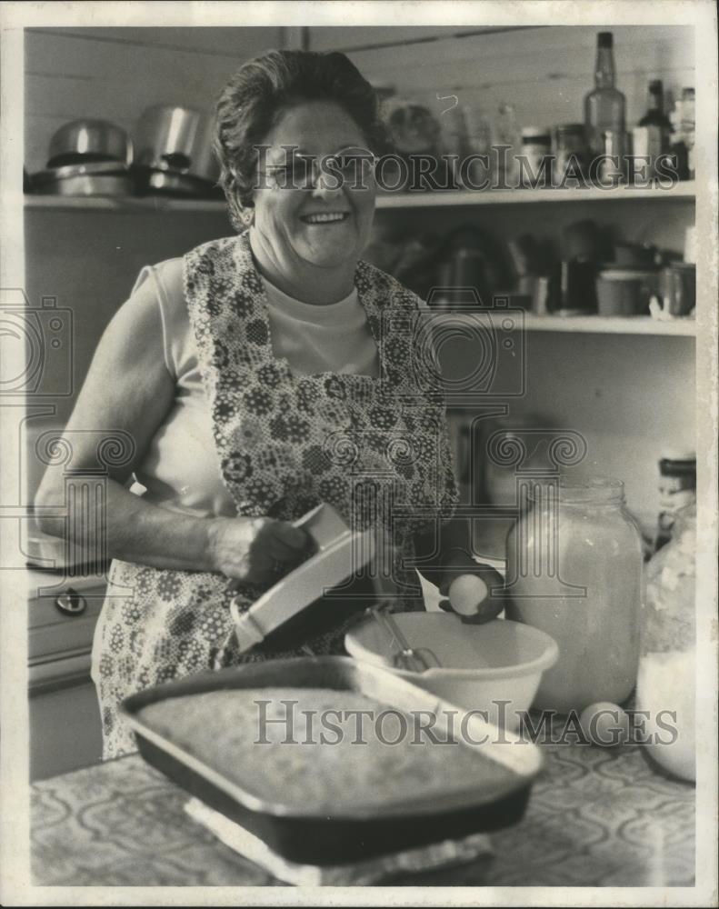 1977 Press Photo Liz Chase In Kitchen-Randolph County Justice of Peace - Historic Images