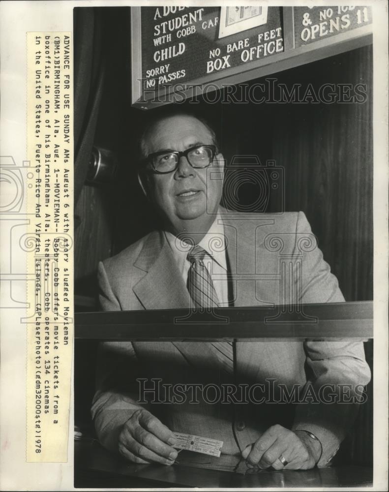 1978 Press Photo R.C. Cobb Offers Tickets From Birmingham Cinema Office, Alabama - Historic Images