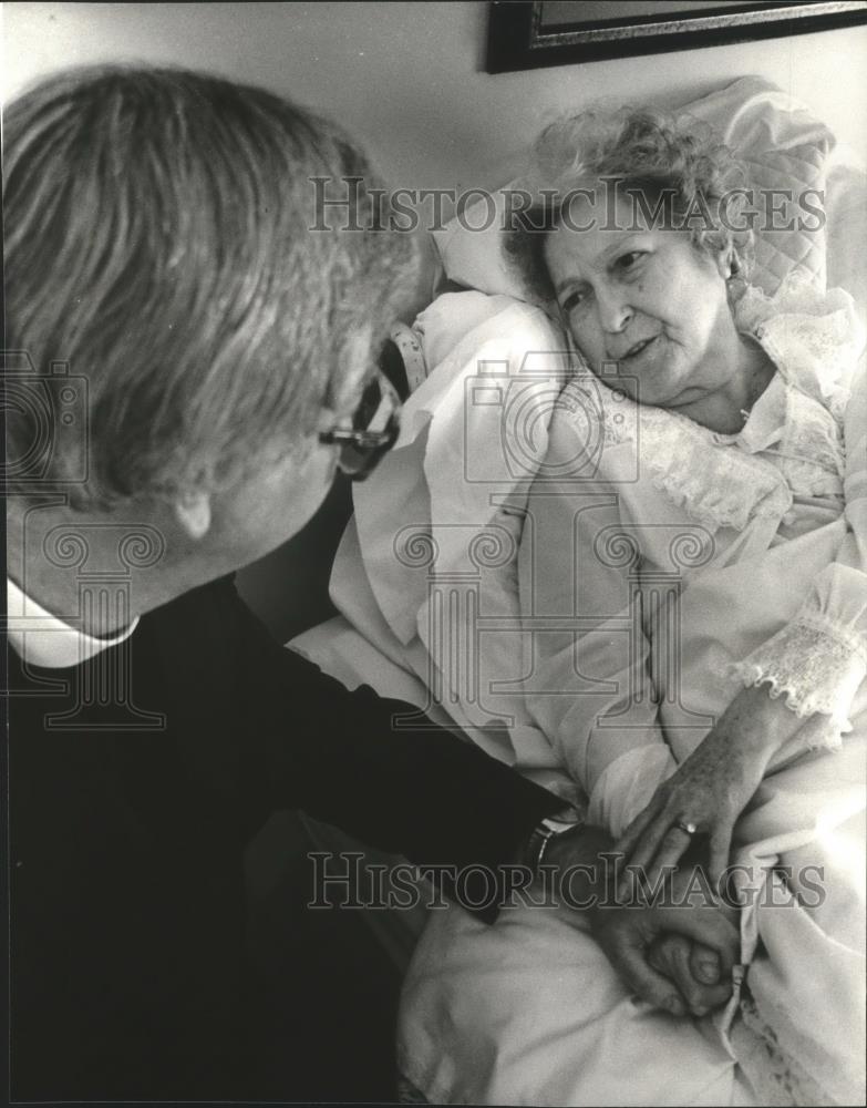 1981 Press Photo Cancer Patient Mrs. Betty Clayton and Doctor Brinkley Morton - Historic Images