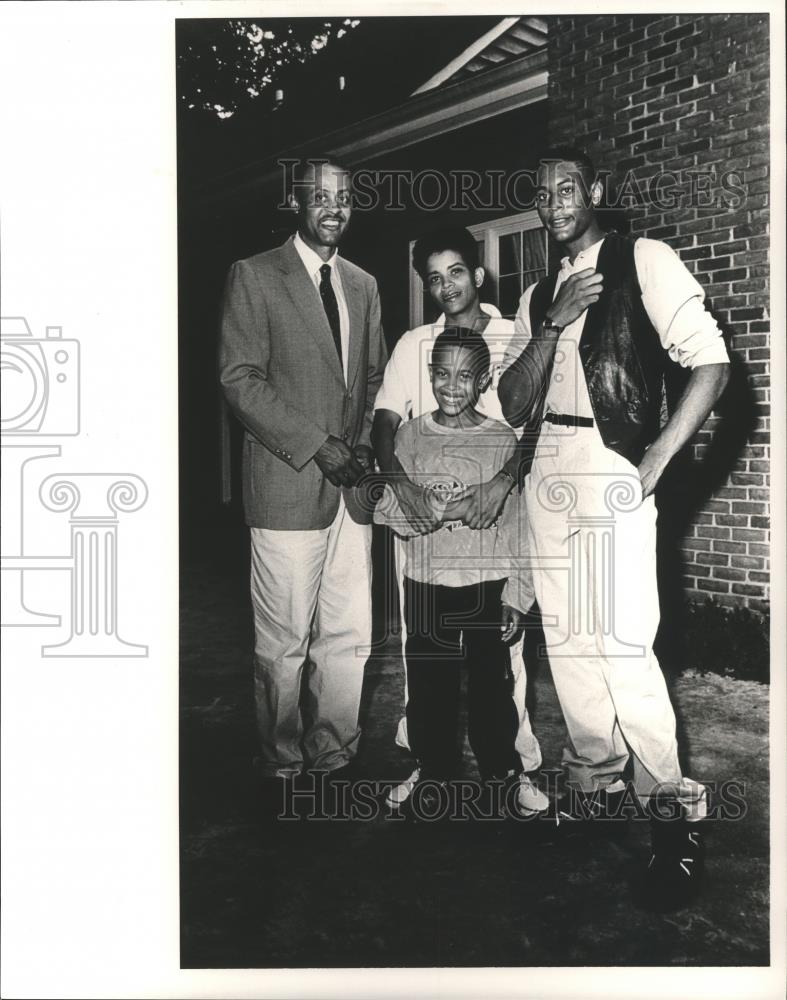 1991 Press Photo Ernest and Patince Claybon, Family in Mount Brook at Home - Historic Images