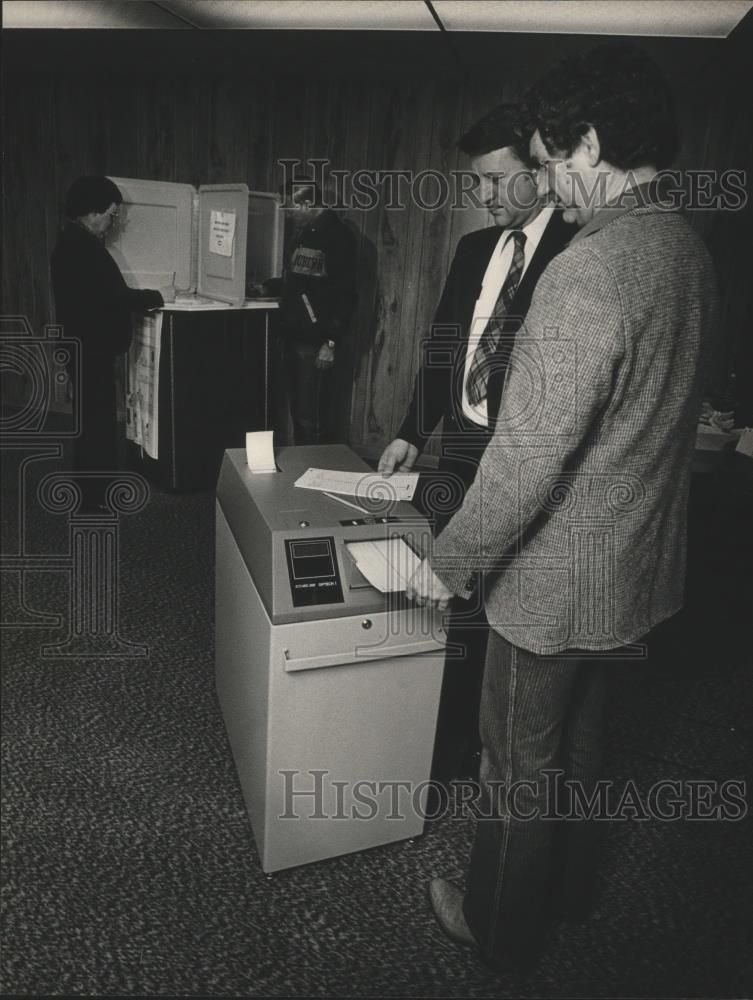1984 Press Photo Don Kelley tests New Voting Machines at Kimberly Town Hall - Historic Images