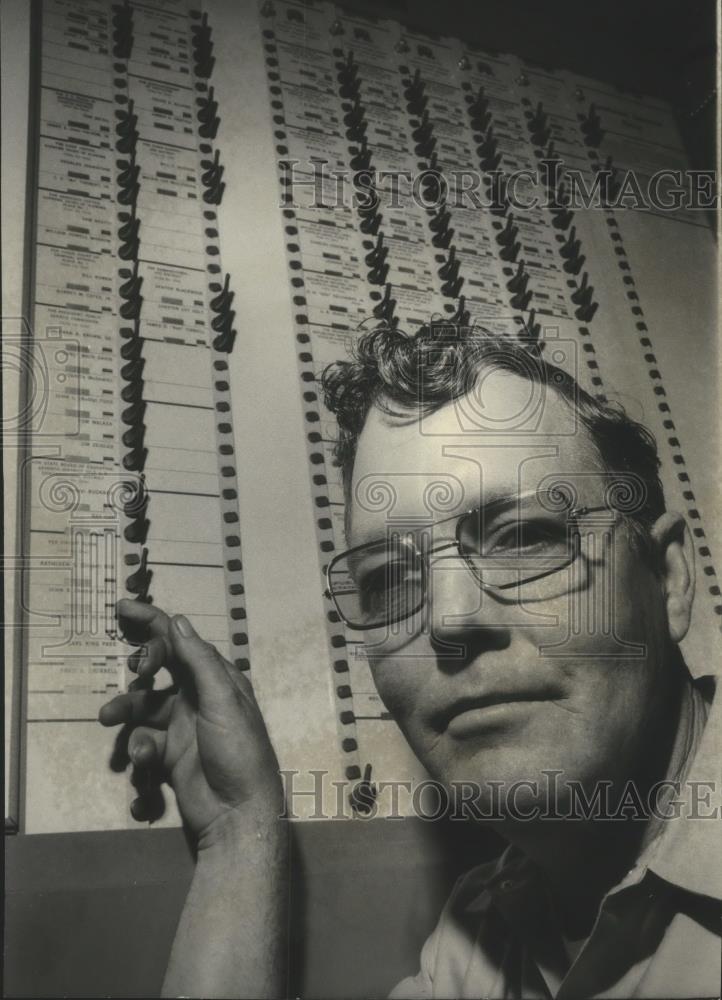 1976 Press Photo Bill Green Demonstrates Problem with Primary Election, Alabama - Historic Images