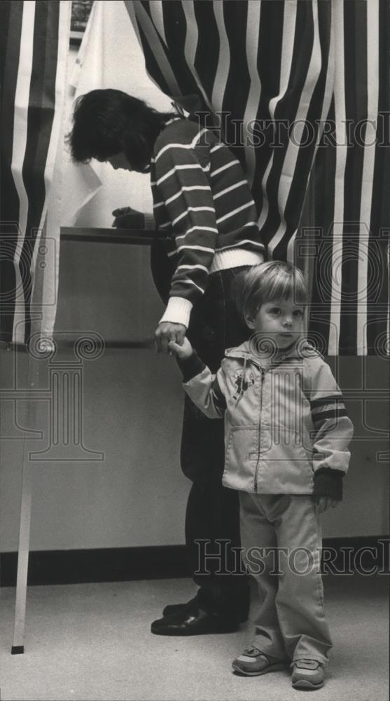 1984 Press Photo Patty Balmut Voting At Irondale City Hall, Birmingham, Alabama - Historic Images