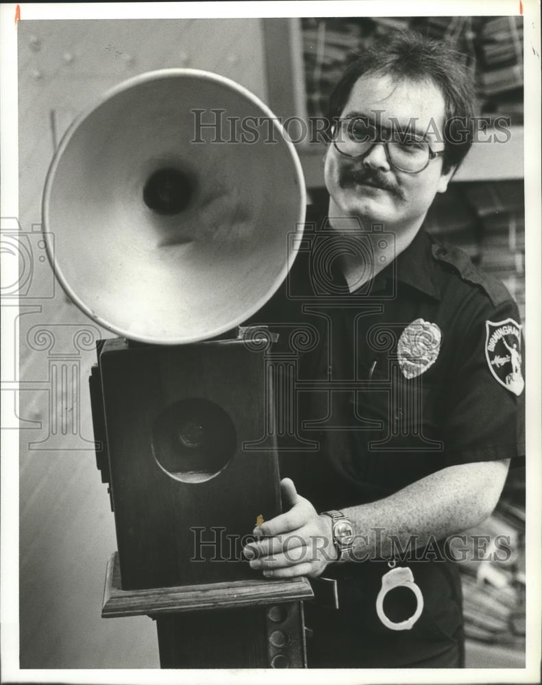 1981 Press Photo Birmingham police officer Tom Tutton with antique camera - Historic Images