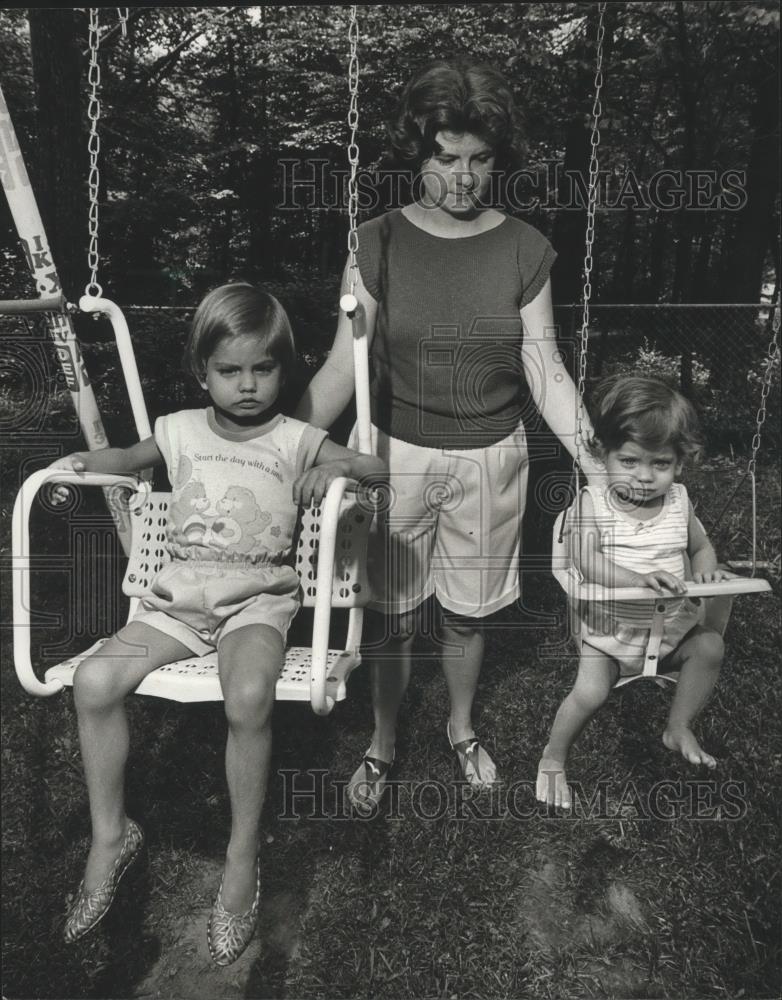 1984 Press Photo Judy Cochran with Elizabeth and Kellie Cochran in swings - Historic Images