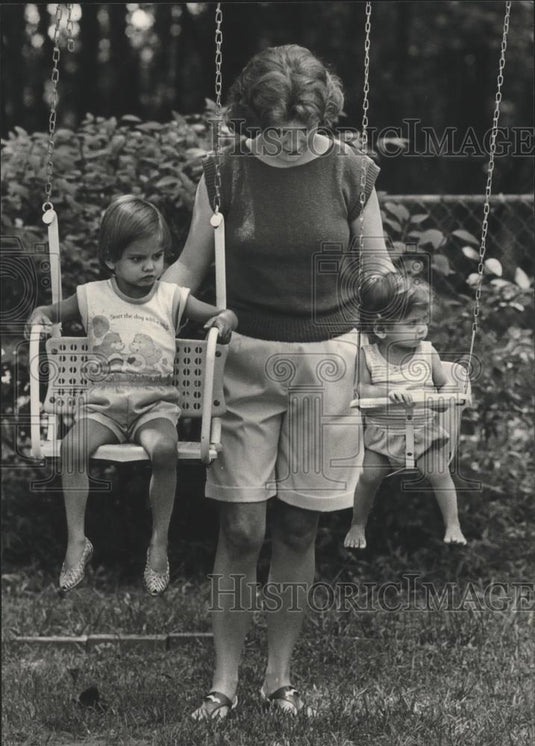 1984 Press Photo Judy Cochran with daughters Elizabeth and Kellie in Swings - Historic Images