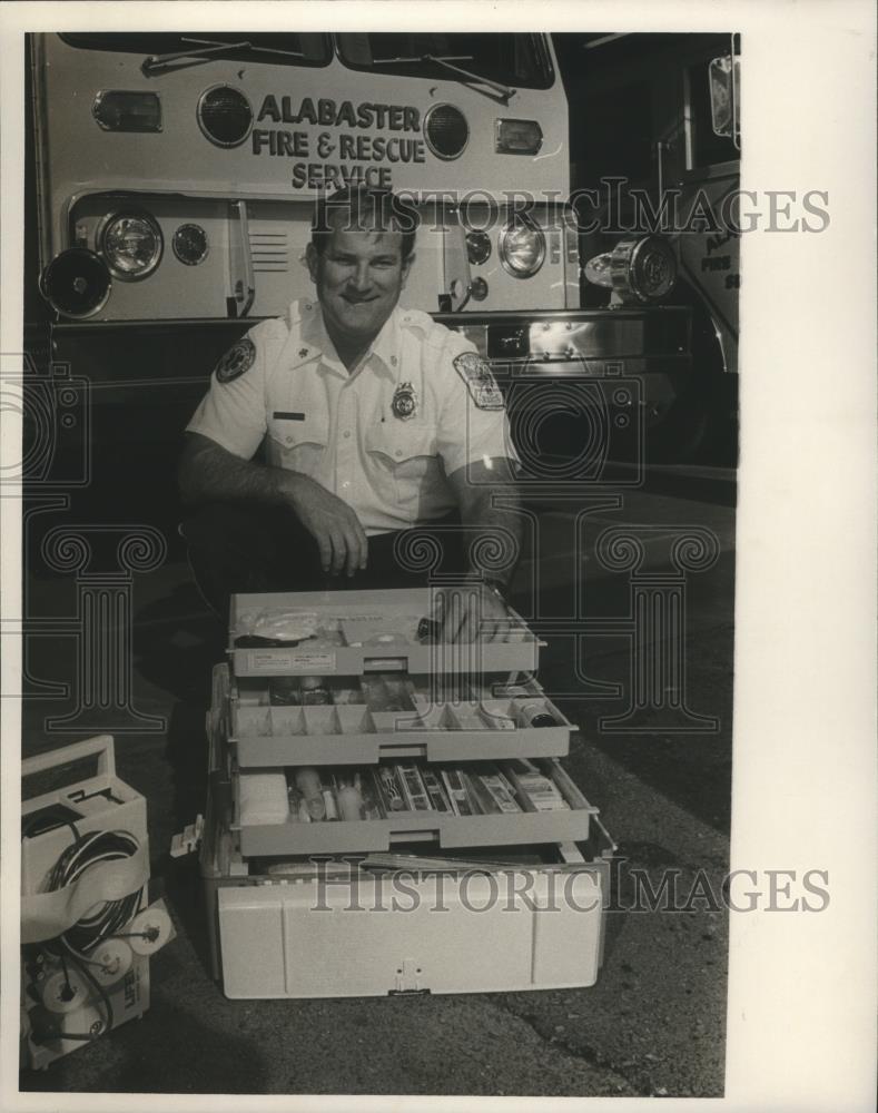 1988 Press Photo John Cochran, Alabaster Fire Chief shows some medical equipment - Historic Images