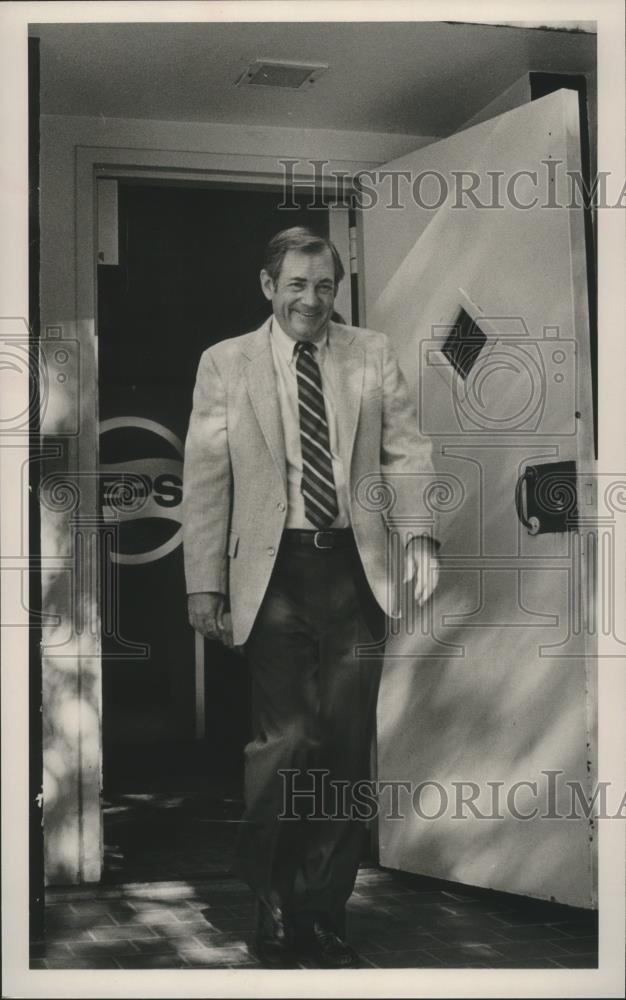 1987 Press Photo Politician Tom Coburn leaves jail after posting bail - Historic Images